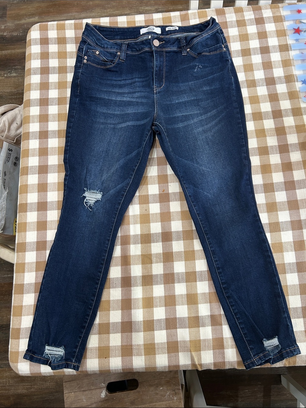Women’s Dark Blue Skinny Jeans with Subtle Distressing